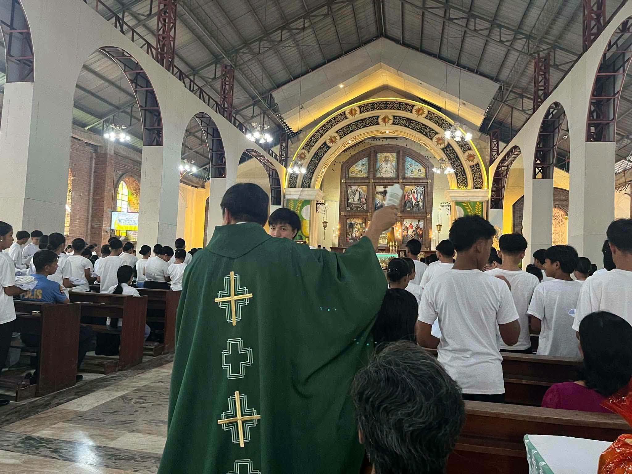 New Altar Servers Vow to Serve in Solemn Rites of Investiture image 1
