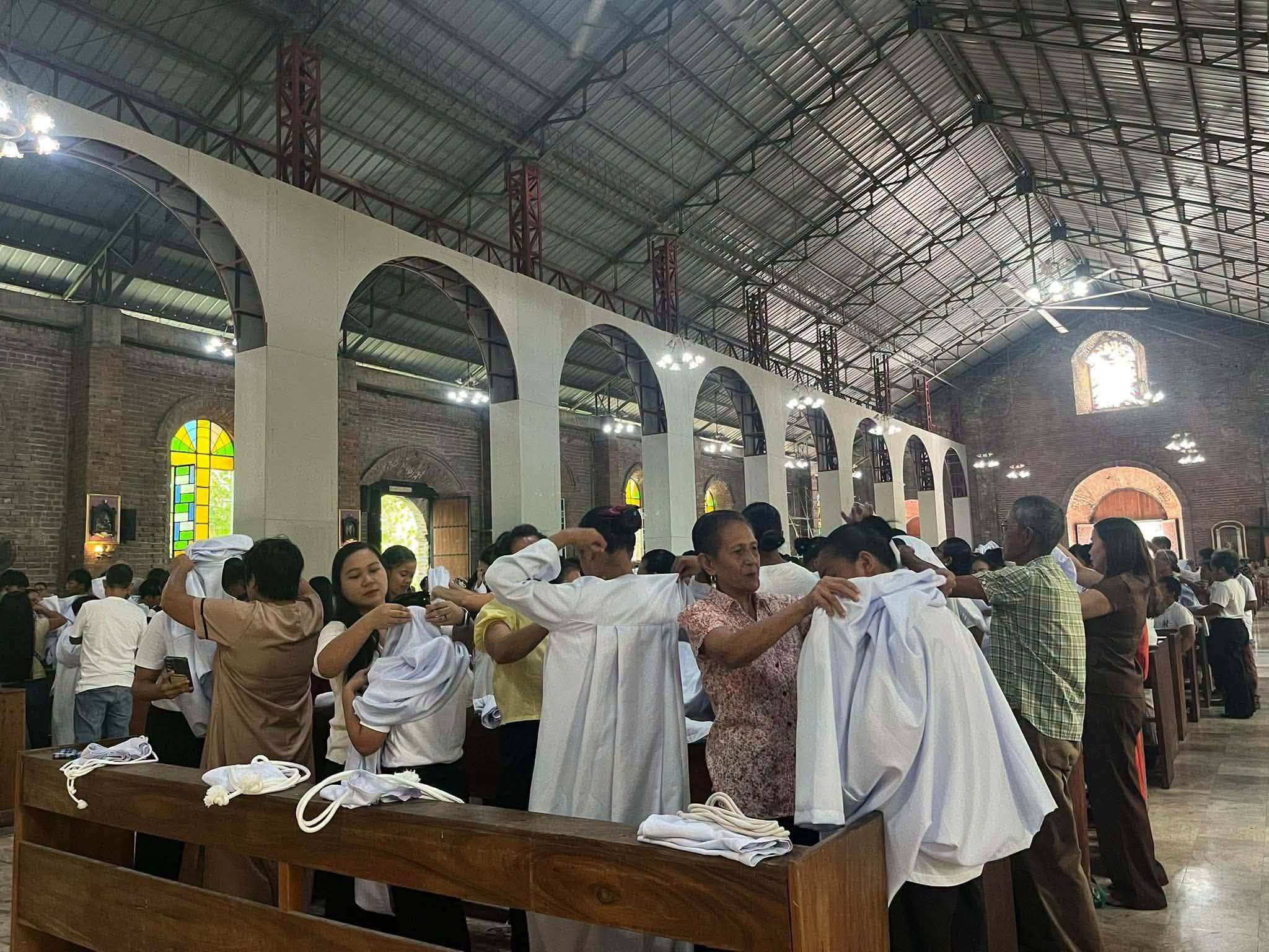 New Altar Servers Vow to Serve in Solemn Rites of Investiture image 2